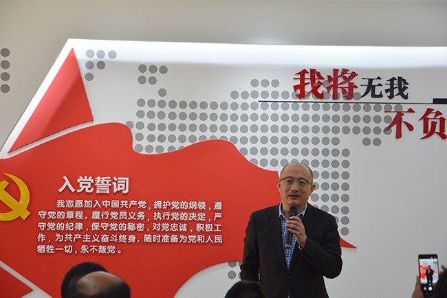 4、集團(tuán)黨委副書(shū)記黃儉忠為大家介紹集團(tuán)黨建工作經(jīng)驗(yàn).jpg
