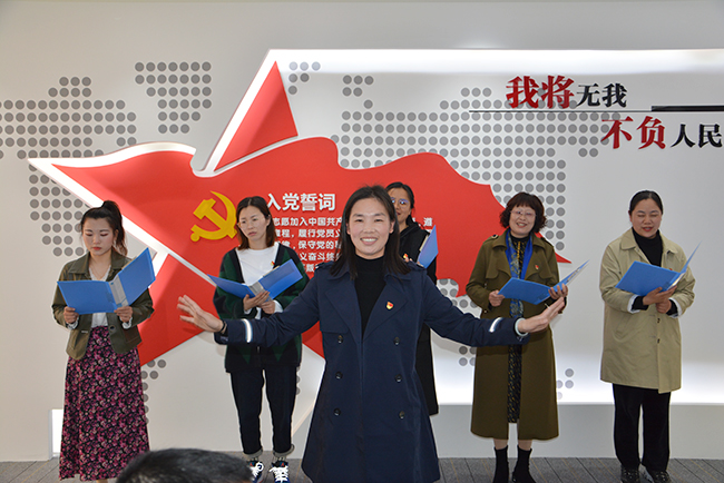 7、教師黨員代表為大家表演手勢(shì)舞.jpg